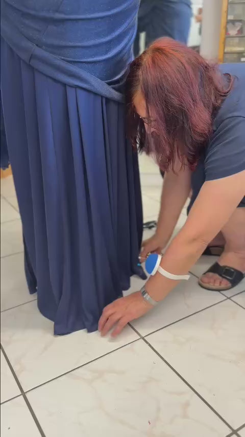 Video laden: Abendkleid-Abiballkleid kürzen Anprobe -Nidda Änderungsschneiderei Salman