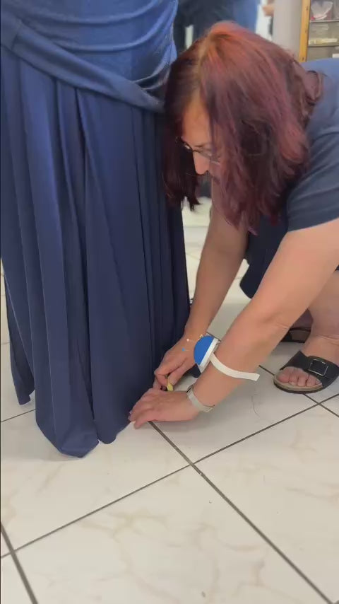 Video laden: Abendkleid-Abiballkleid kürzen Anprobe -Nidda Änderungsschneiderei Salman